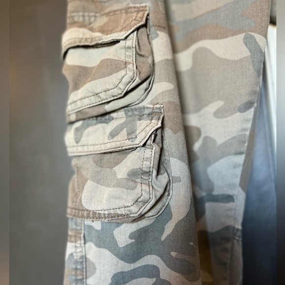 Unisex Wrangler Regular Taper Camo Cargo Pants - Picture 3 of 5